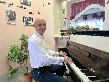 Музыкант Салават Каримов  из Бакалинского ПНИ  виртуозно играет на пианино 